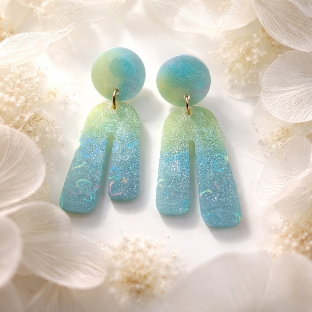 A bold party earring that glows in the dark! You can take me everywhere.  N04