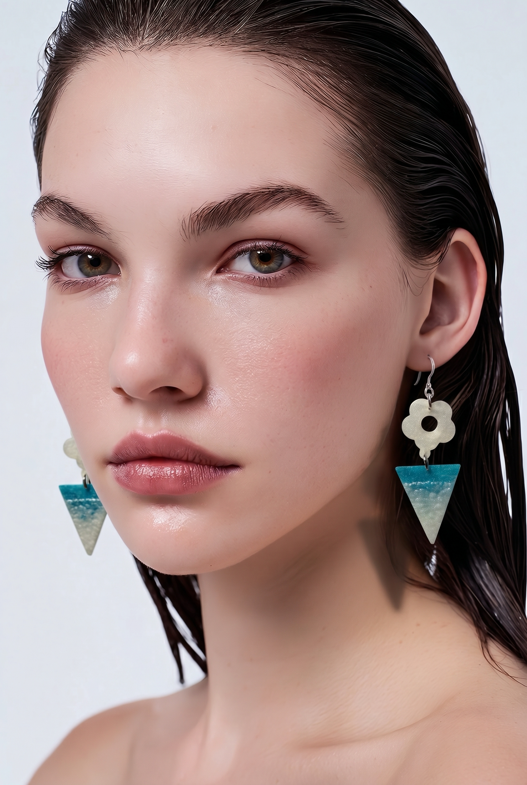 A cool funky party earring with UV glow and hypo-allergenic hooks. You can take this pair anywhere, make it part of your collection.  N09
