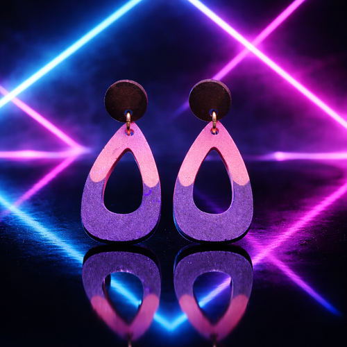 A bold and funky glow in the dark earring. Waiting for you to liven your party !  P04