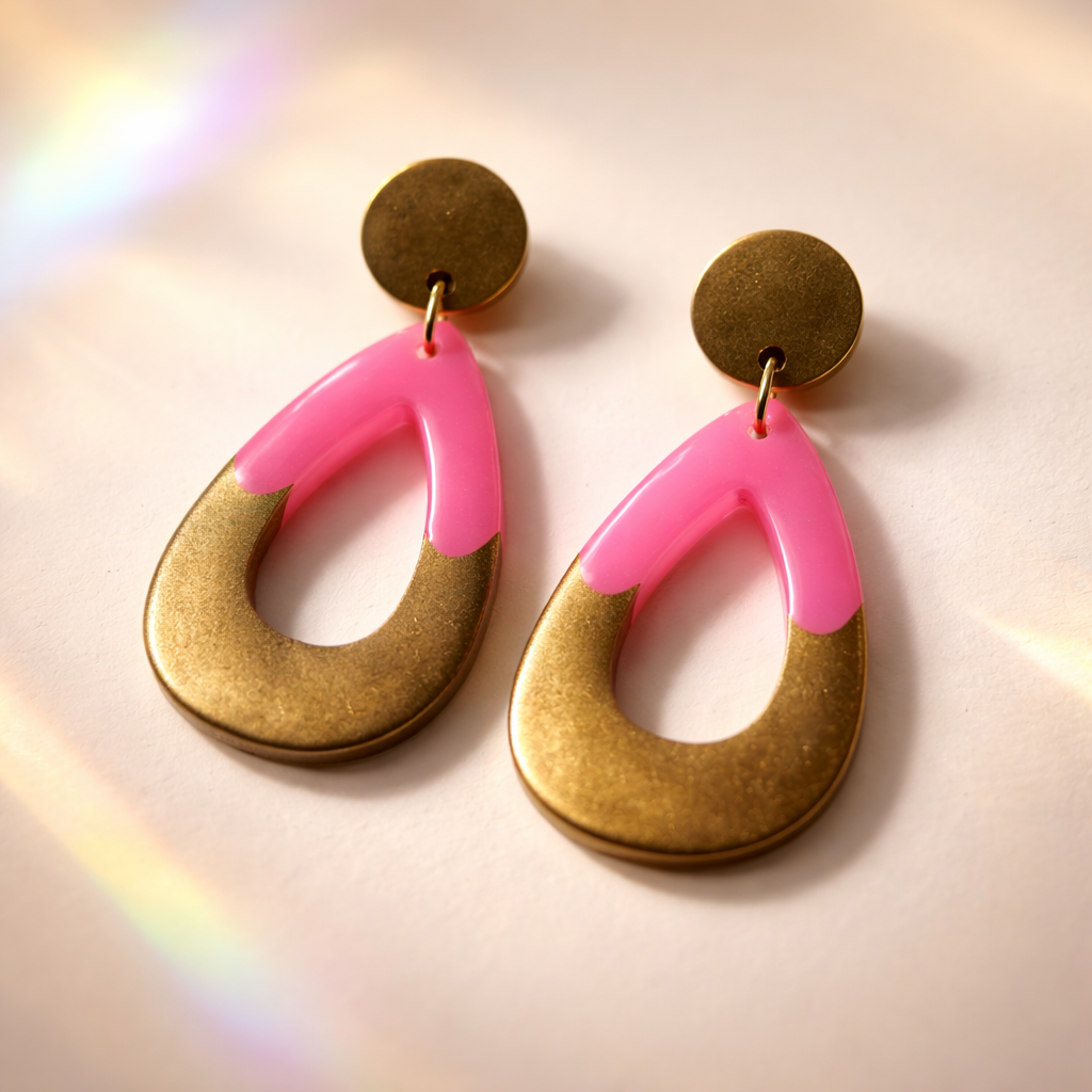 A bold and funky glow in the dark earring. Waiting for you to liven your party !  P04