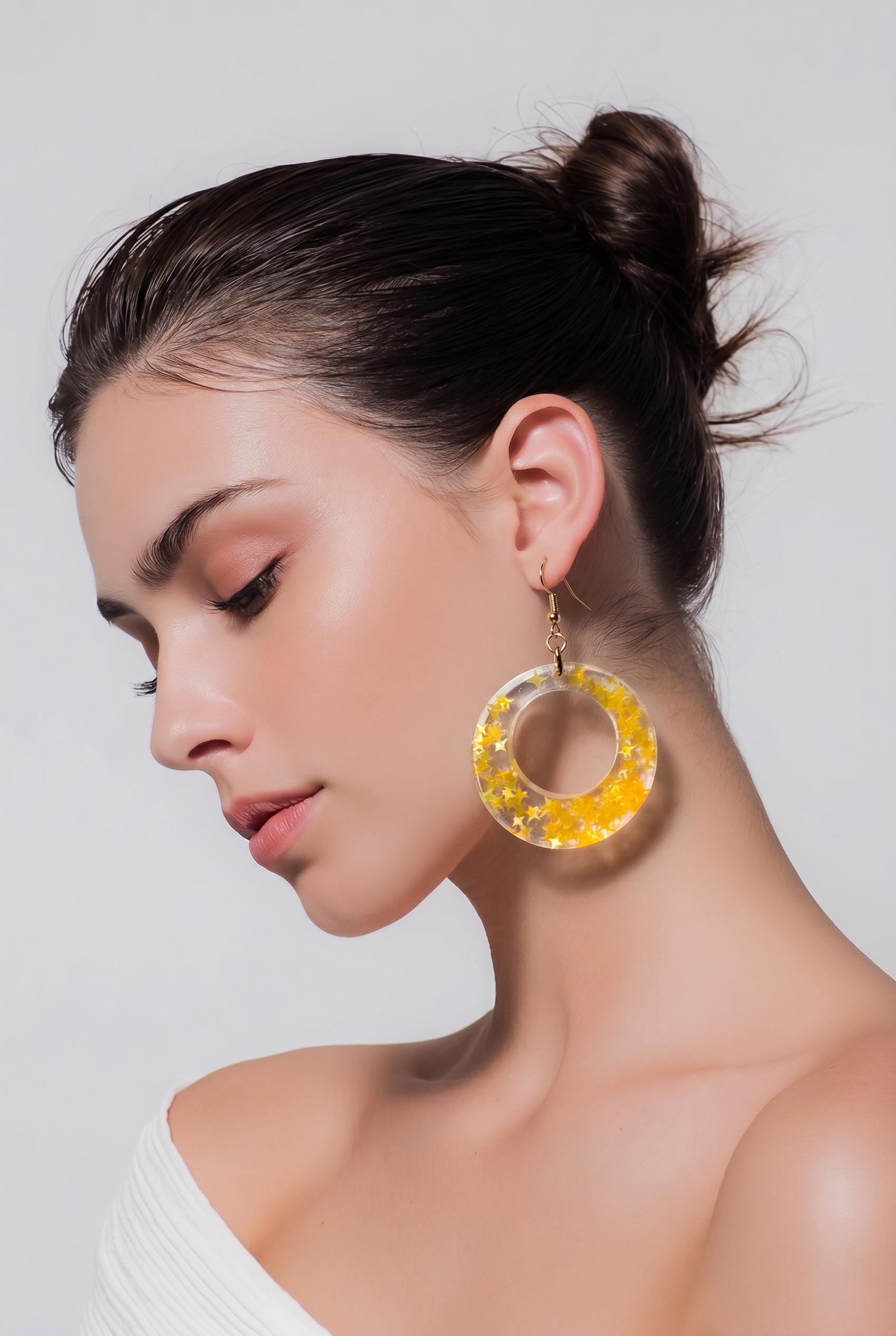 A UV glow beauty, elegant and stylish , day and hight, fitted with lightweight hypo allergenic hooks .  R06