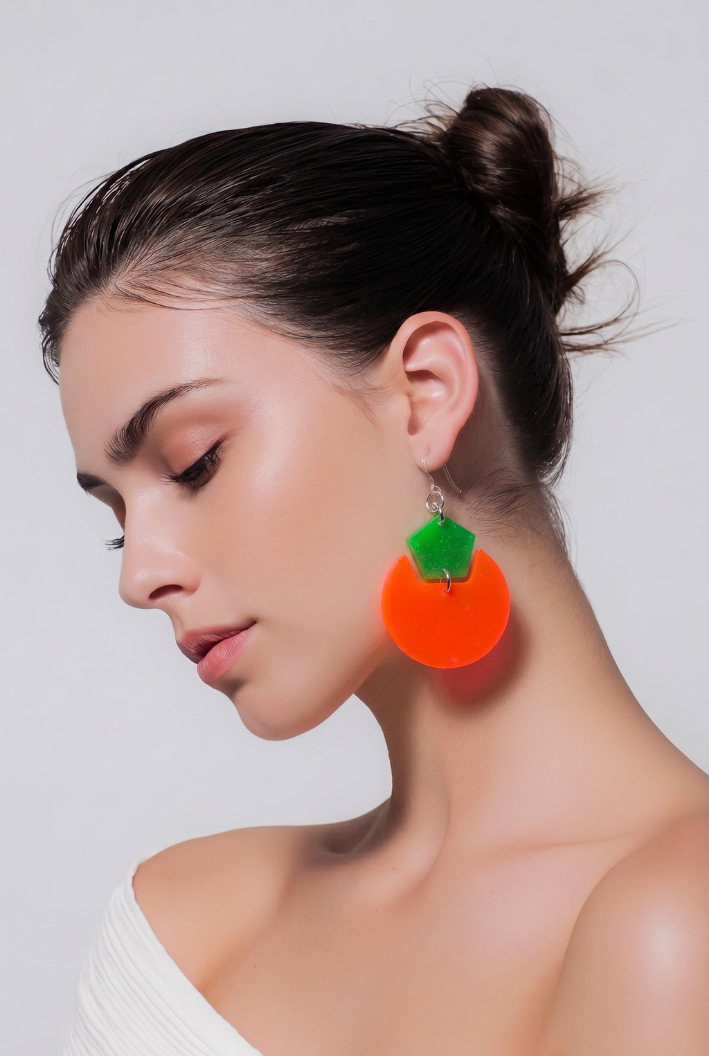 Funky neon party earrings that glow in the dark. Be the centre of attraction with these at any party S02