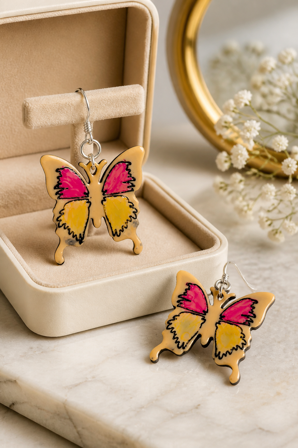 A beautiful glam funky stylish earring, made to stand out and turn heads. Add elegance to your collection . S07