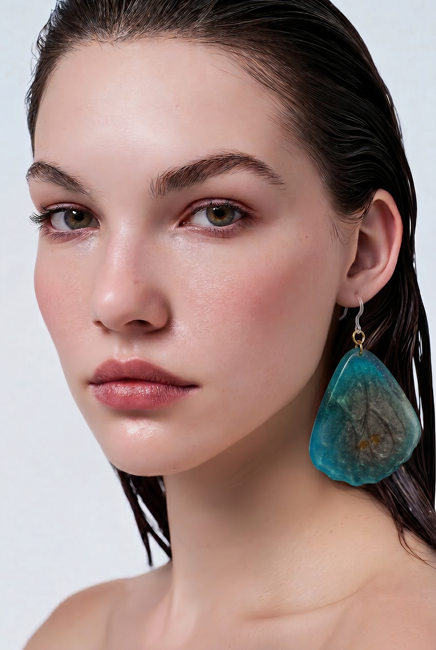 An elegant beautiful lightweight earrings designed to complement any outfit. You will be seen !  S10