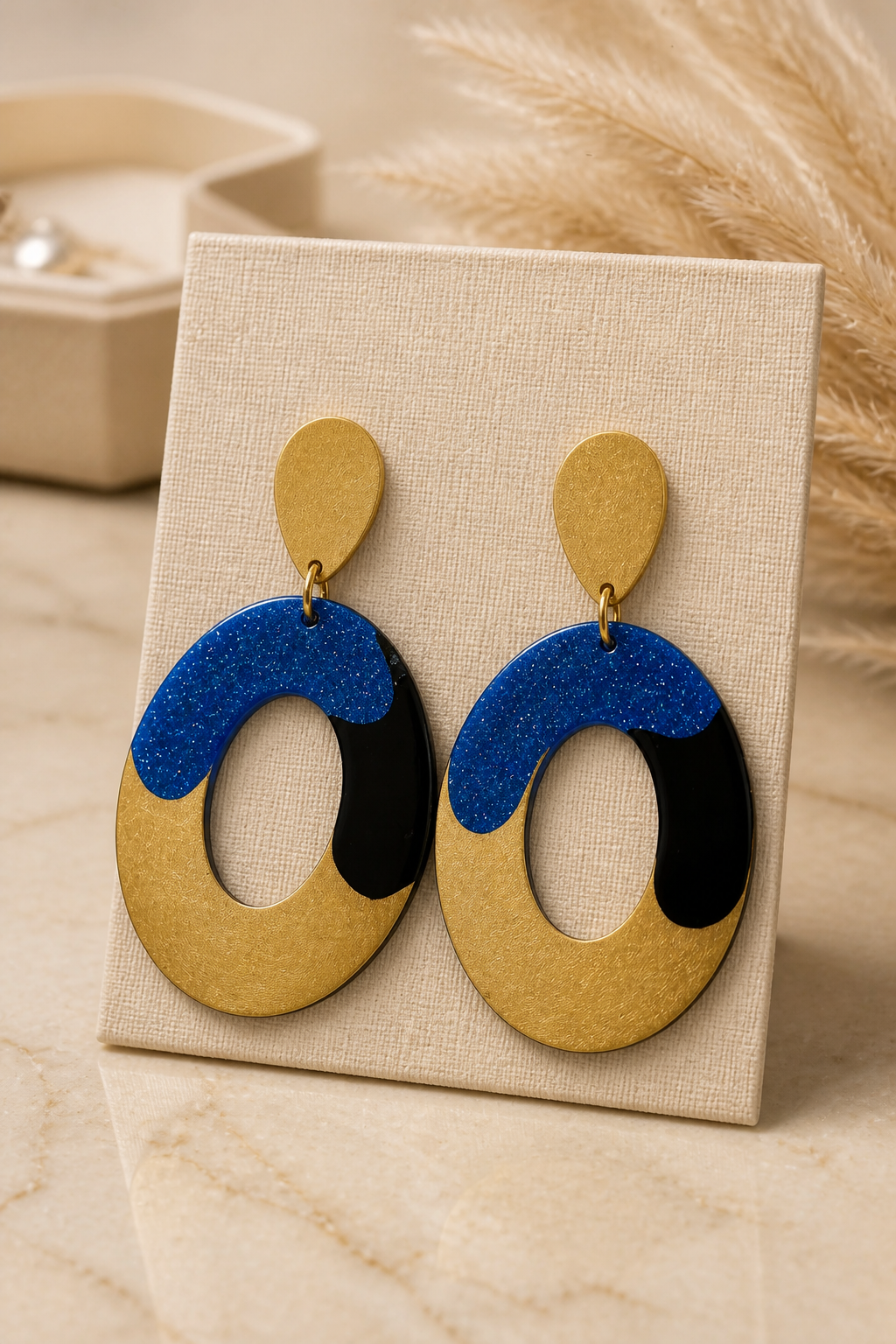 A bold elegant stylish handmade earrings, made to impress and turn heads. Will glam any outfit !  S12