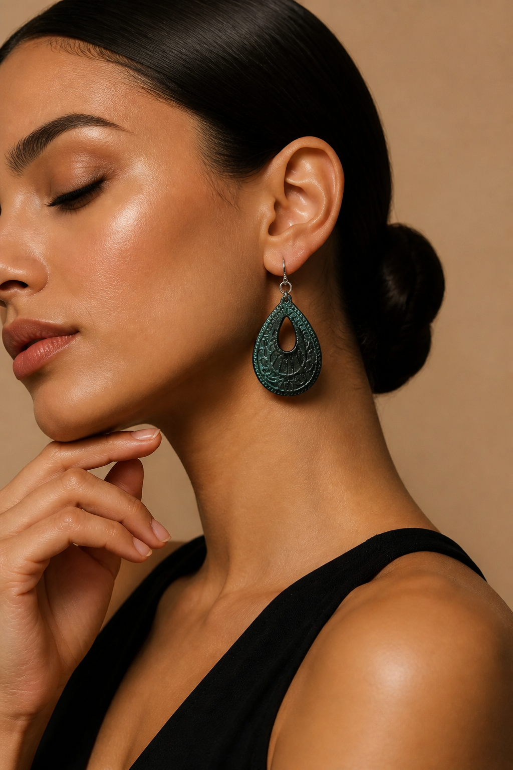 A beautiful glam elegant handmade earring . Only one of this made. take it home before it is sold !    S15