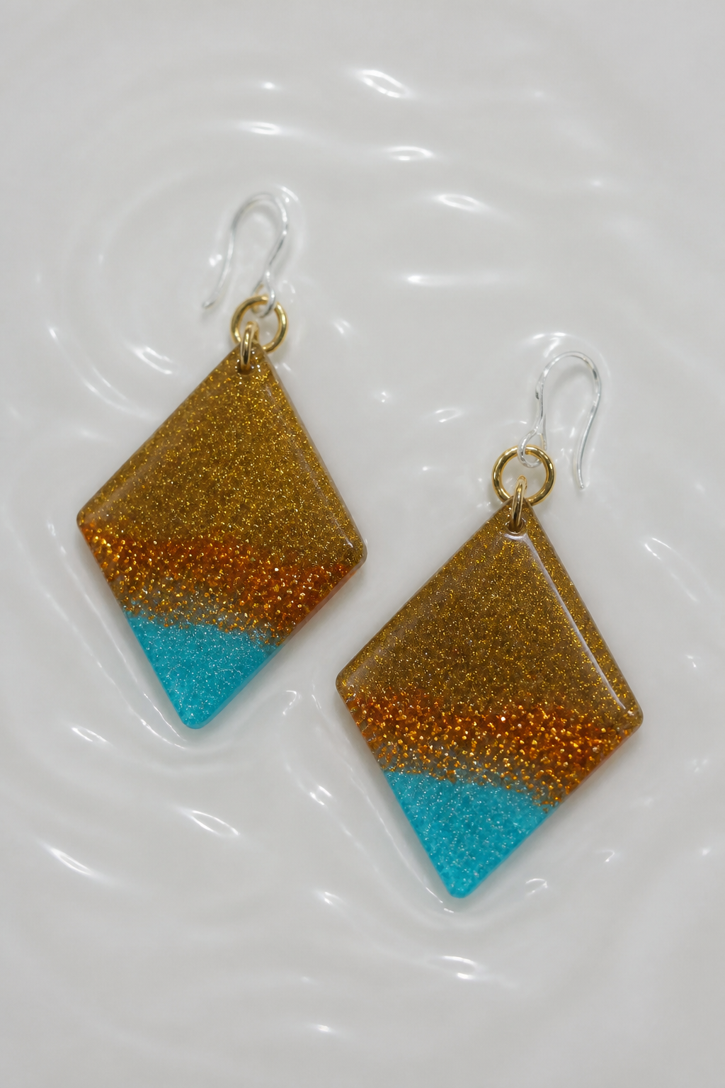 Beautiful elegant mod handmade earrings to glam your outfit and collection. Turn heads and enjoy these, the need to be worn to be appreciated . T011