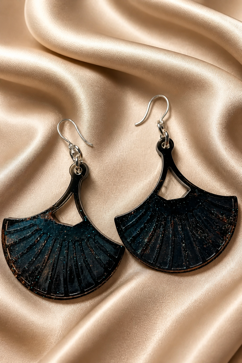 A beautiful elegant handmade hypo-allergenic earring. Made to turn heads. V05