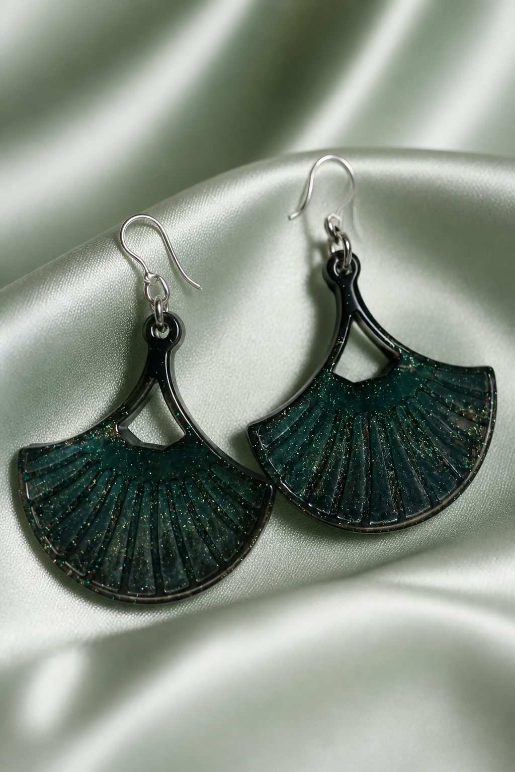A beautiful elegant handmade hypo-allergenic earring. Made to turn heads. V05