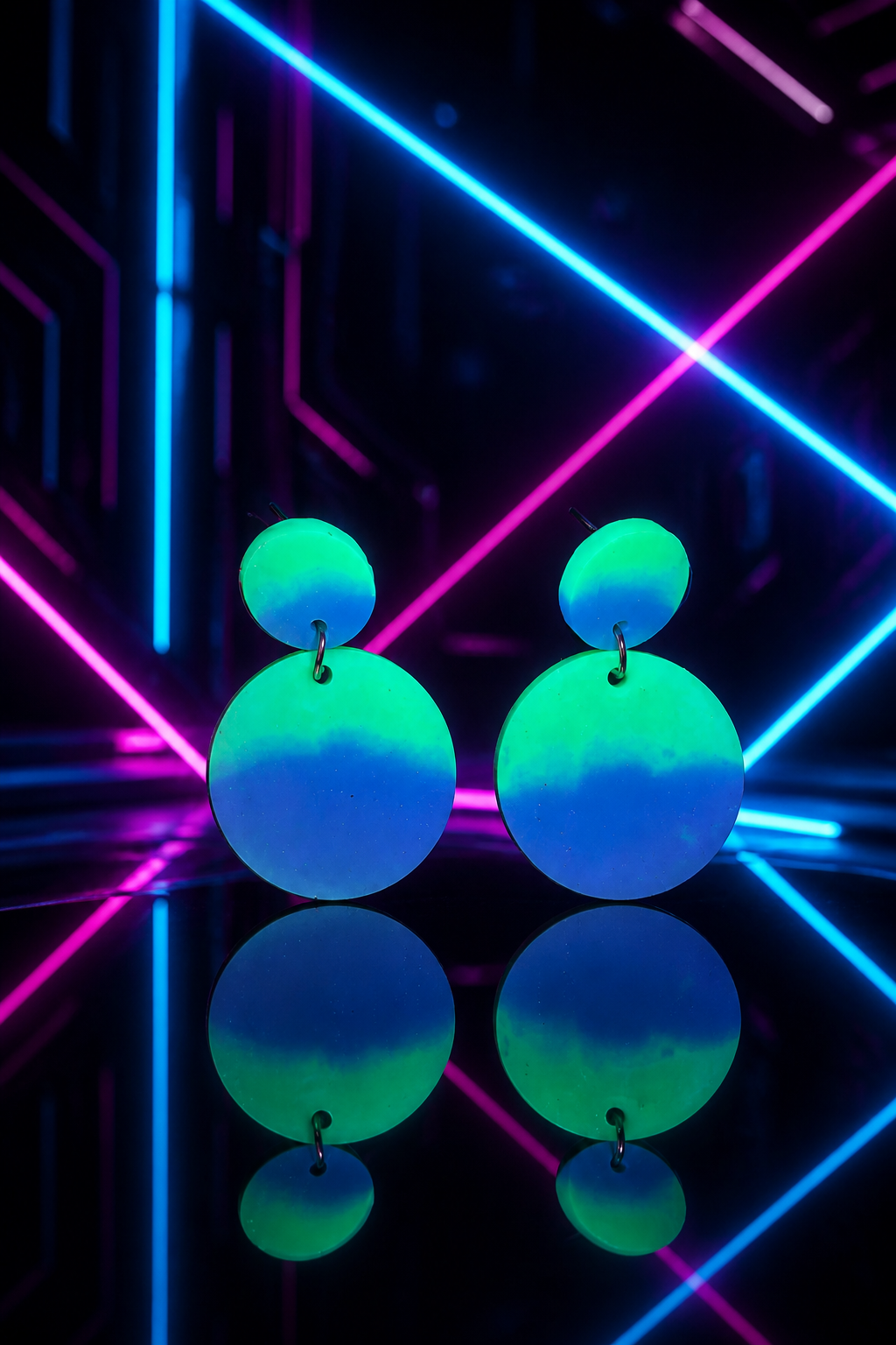An absolute Party Earring. A handmade earring that glow in the dark and UV lights. No one can miss you on the dancefloor. Be seen and enjoy the parties!    G07