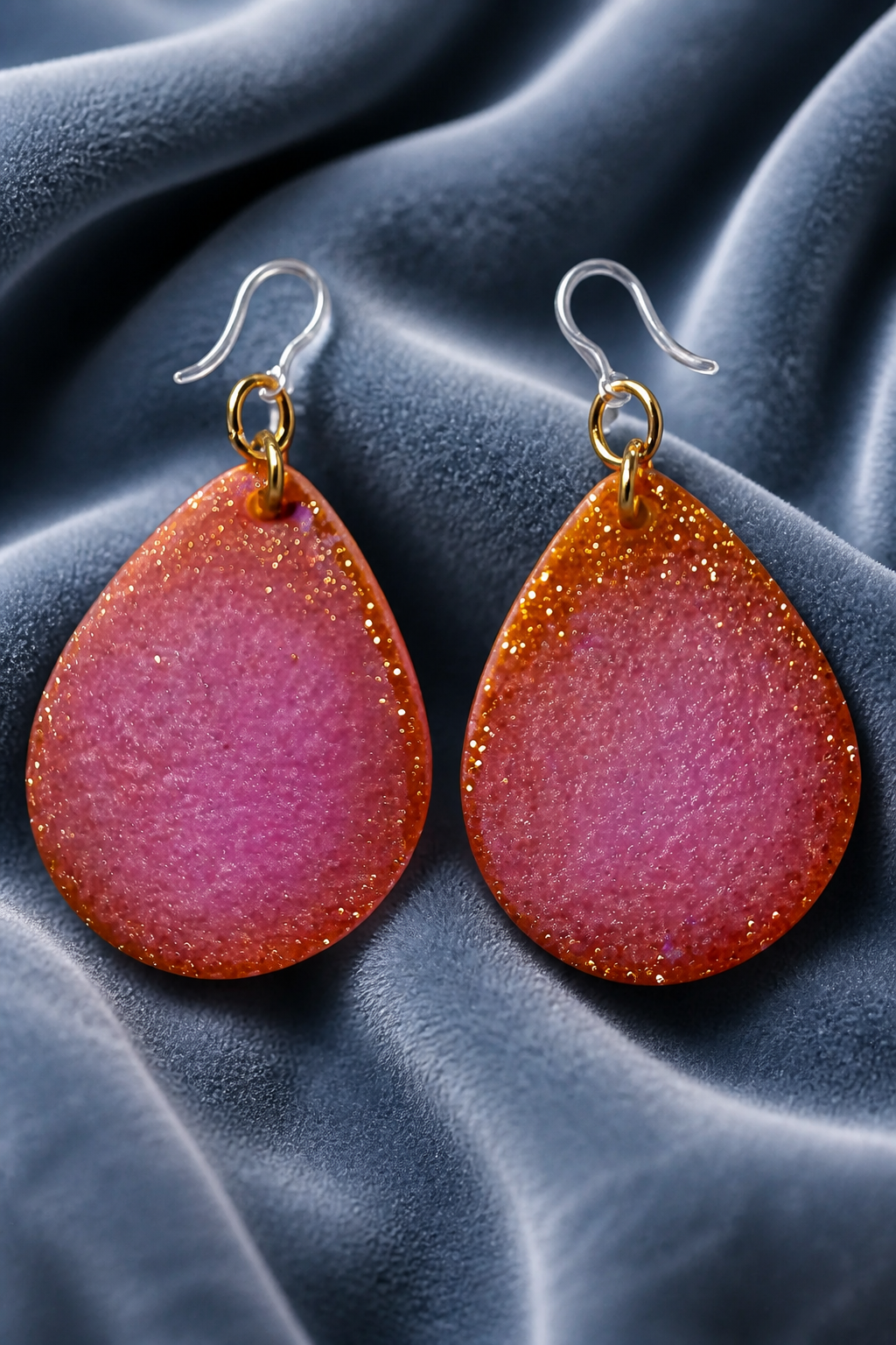 Cool funky elegance. Handmade hypo-allergenic earrings. POV : " I thought I was cool.... then I saw your earrings !   G06