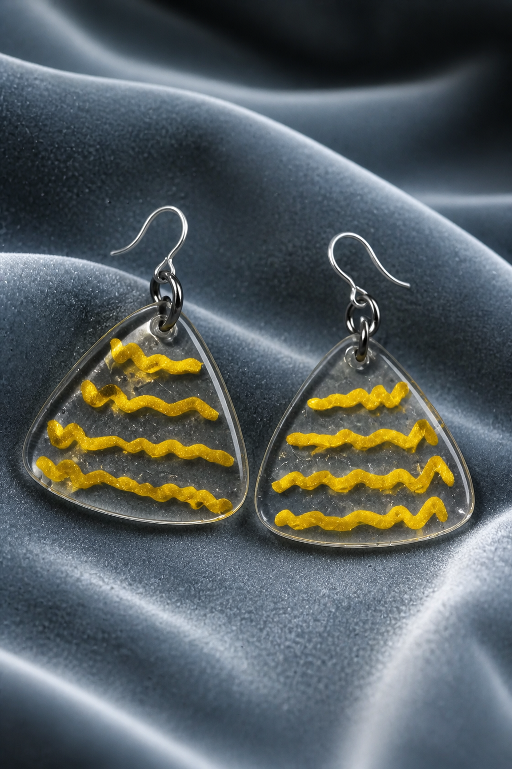 Beautiful , elegant and stylish. Handmade earrings with comfy hooks. Made to stand out and turn heads. Make it part of your collection .      D07