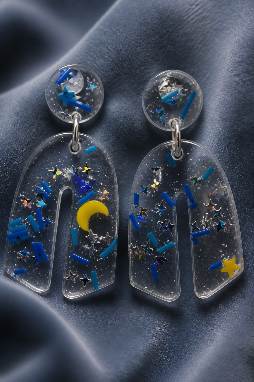 Beautiful party earrings with UV glow. Sparkle any party and turn heads with this set. Be the star !   C02