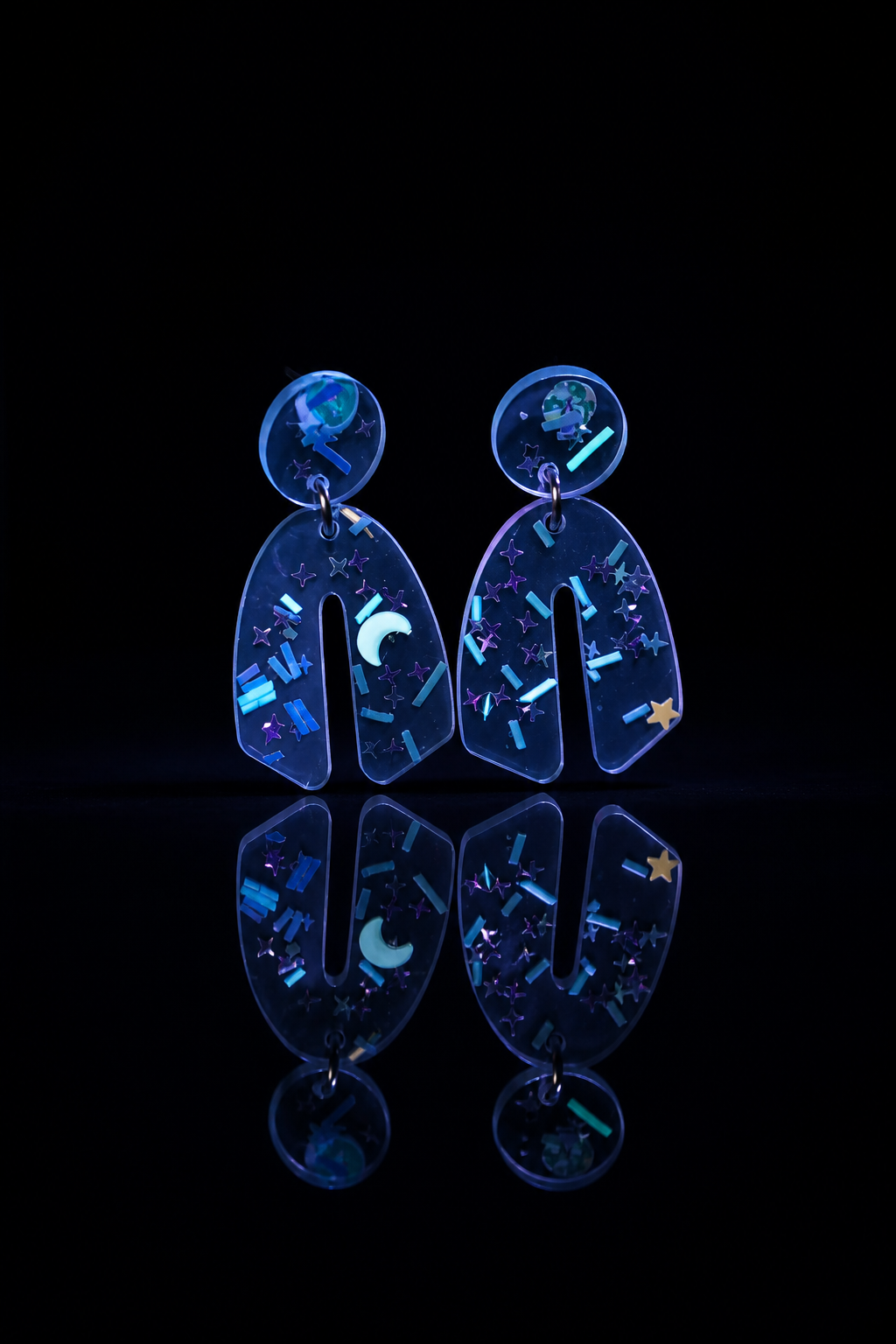 Beautiful party earrings with UV glow. Sparkle any party and turn heads with this set. Be the star !   C02