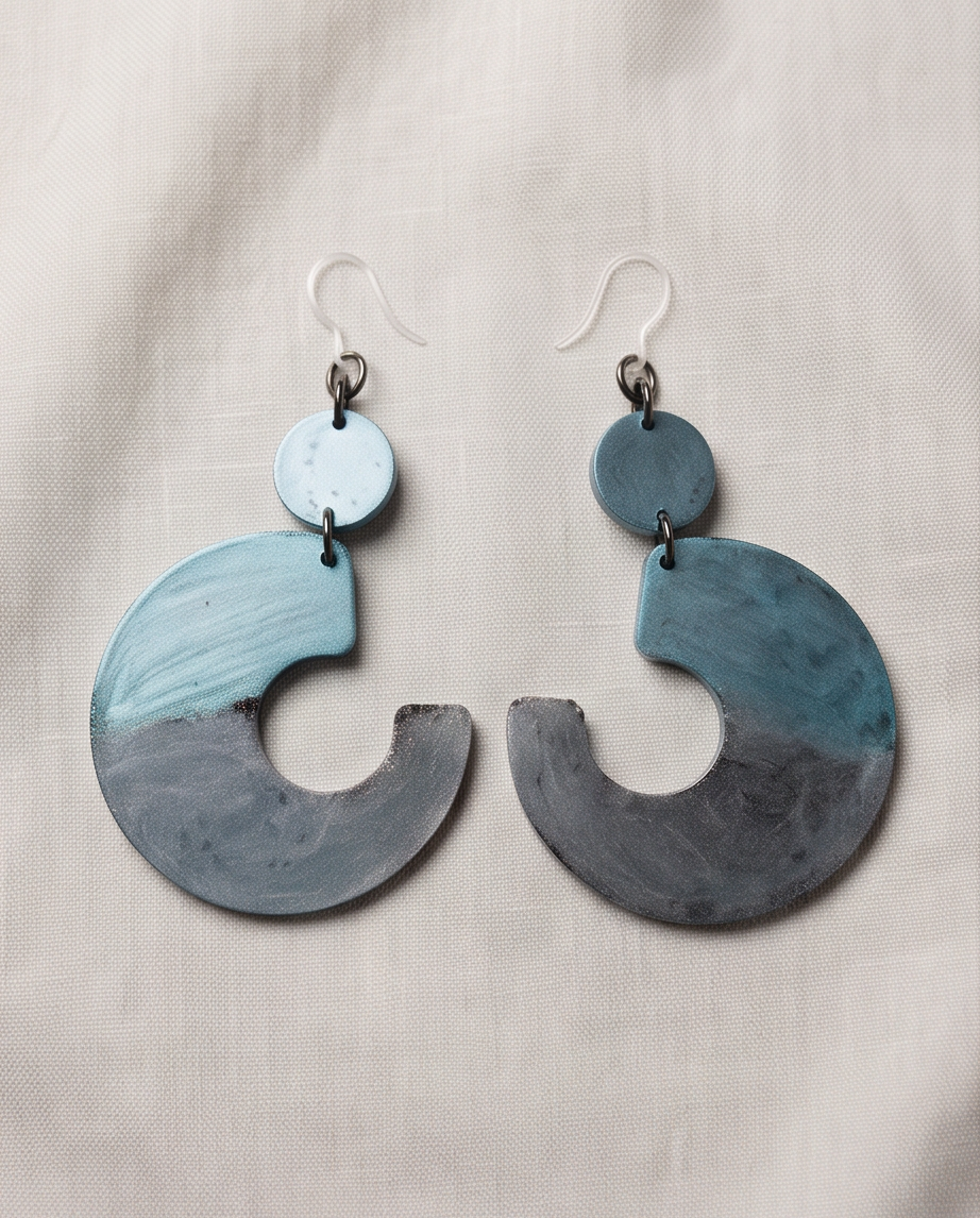 Timeless design meets contemporary colour. The perfect finishing touch for any refined wardrobe. Design X08